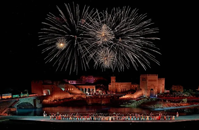 El Sueño de Toledo show at Puy du Fou España with fireworks over the castle